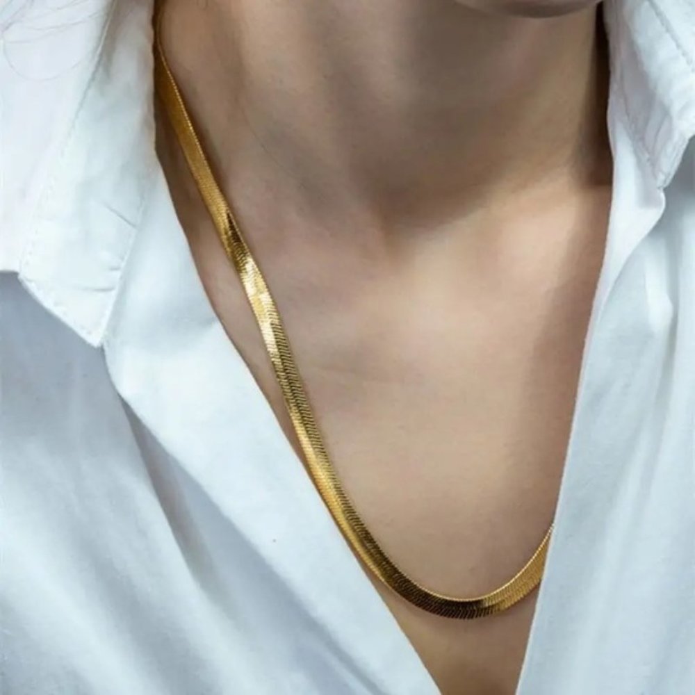 18K Gold Filled Minimalistic Chain Necklace - Picture 3 of 4
